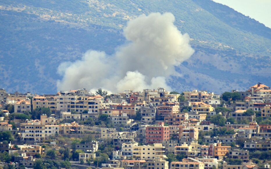 De la fumée s'échappe du site d'une frappe aérienne israélienne dans le village de Khiam, au sud du Liban, près de la frontière, le 19 septembre 2024. Le Hezbollah libanais a échangé des tirs quasi quotidiens avec les forces israéliennes pour soutenir son allié Hamas depuis le déclenchement de l'attaque du groupe militant palestinien du 7 octobre. guerre dans la bande de Gaza, avec des escalades répétées pendant plus de 11 mois de violence transfrontalière. (Photo de Rabih DAHER / AFP)